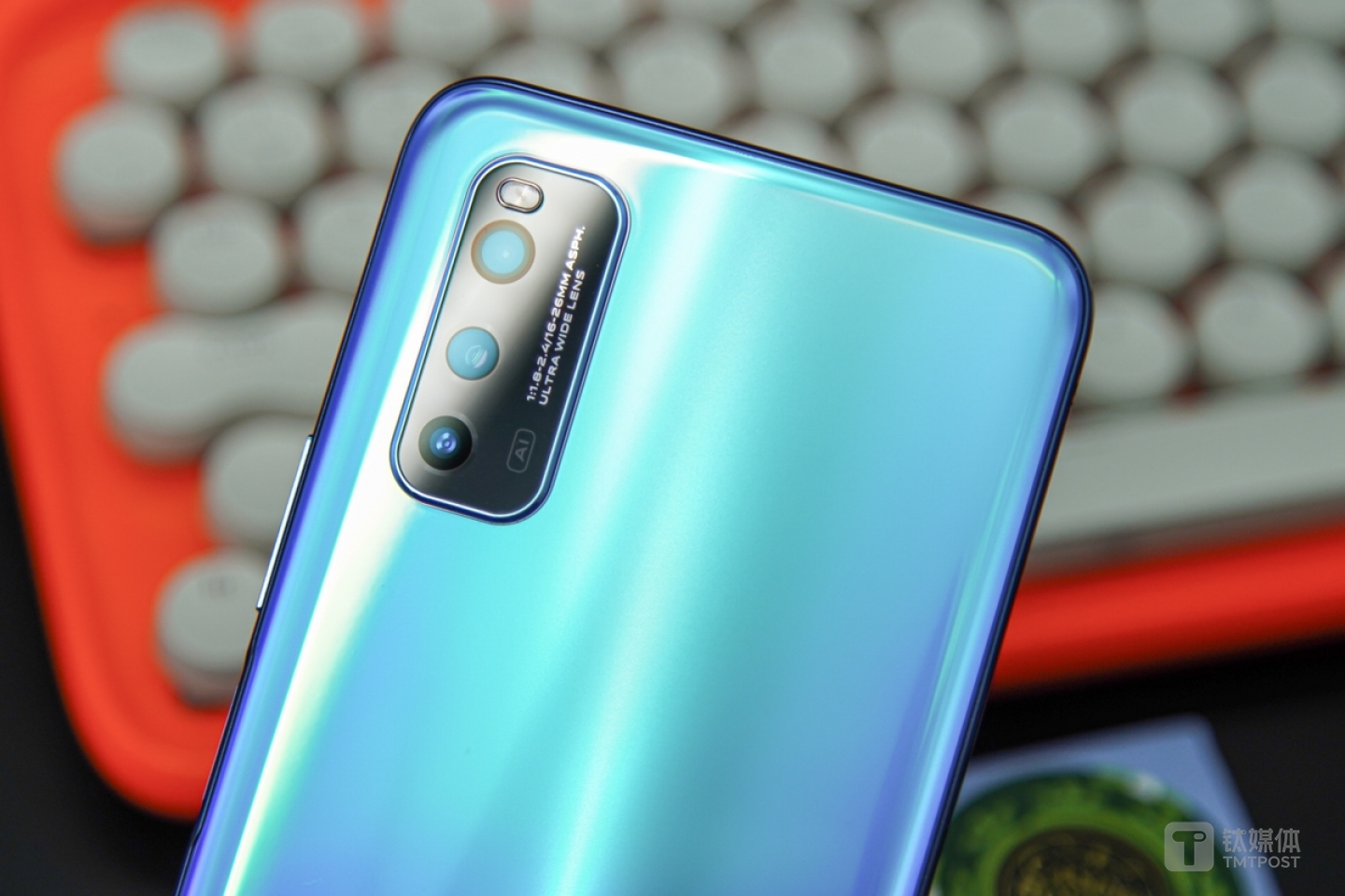 4800 万像素主摄像头 +800 万像素超广角摄像头 +200 万像素超微距镜头