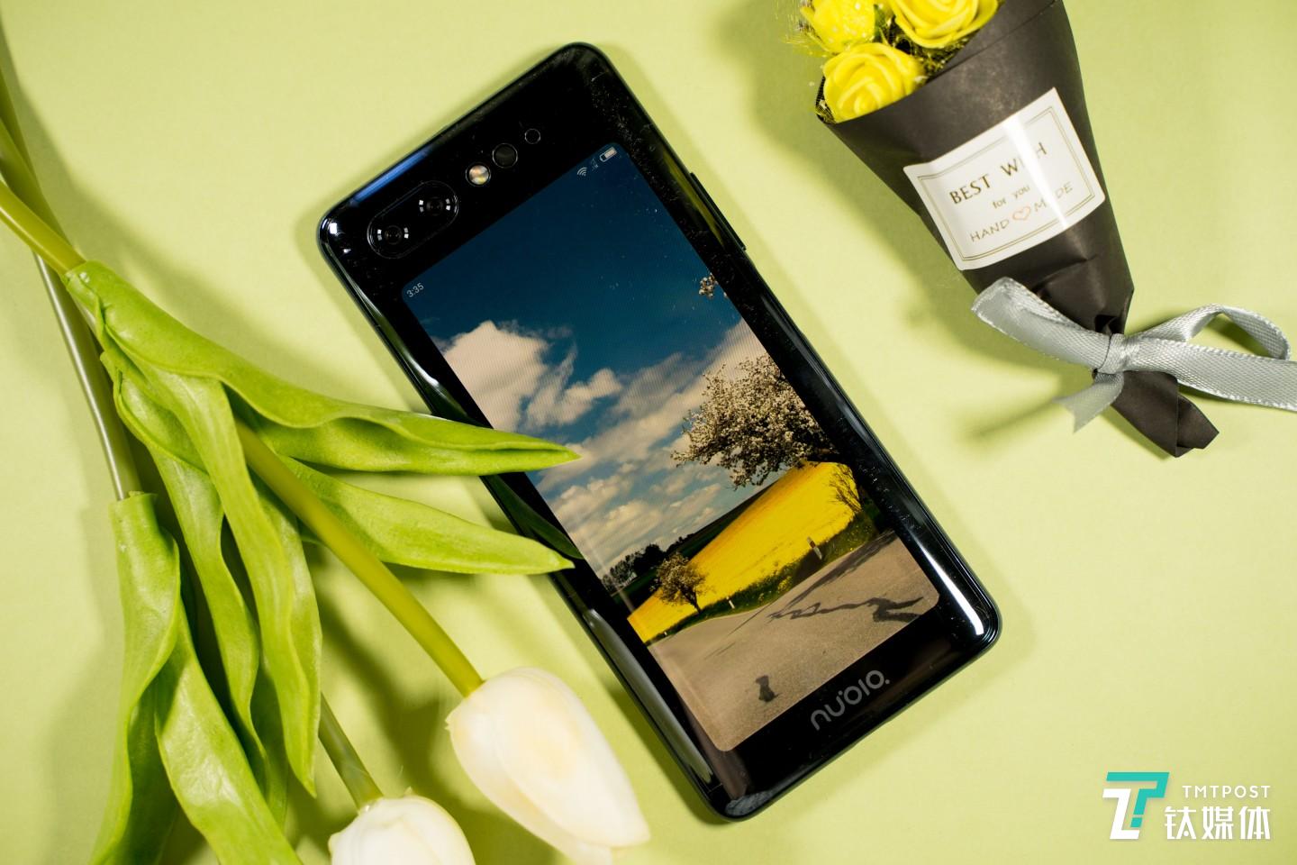 手机背面是5.1英寸OLED屏幕