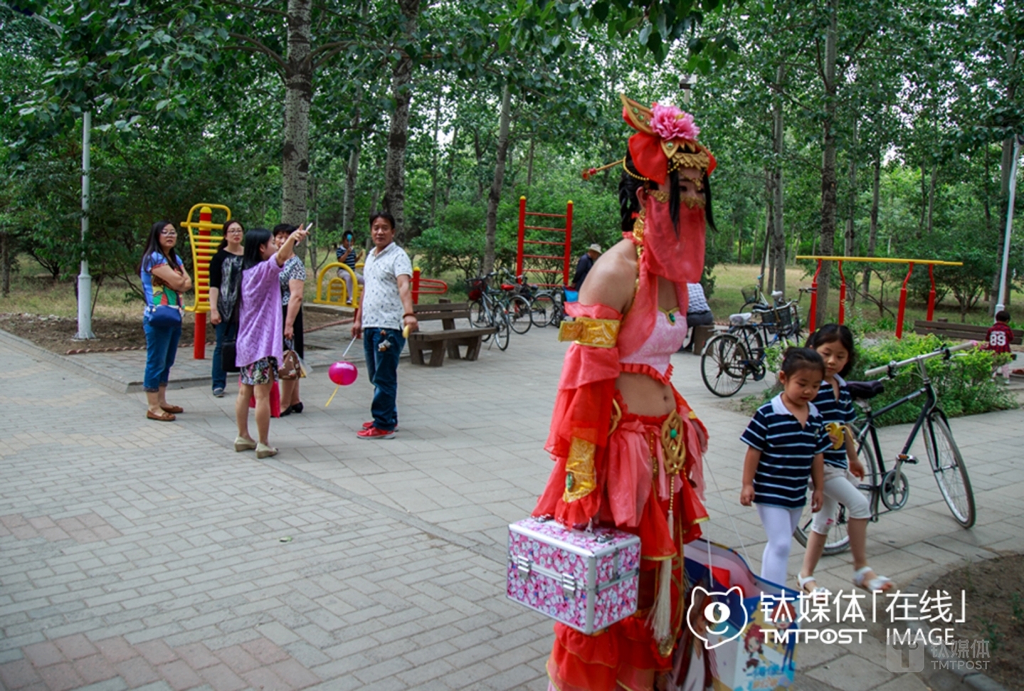 Yunxiao attracted lots of attention from passers-by in Dongfeng Park. “I chose to dress up like a character who is shy and feminine,” Yunxiao explained. She seldom talked with others when dressing up like this. In the real world, Yunxiao worked in the support and service unit at the airport. However, she never dared to dress up as a comic character in the real world and revealed what she really was to her colleagues. It was only in the ACG world that she felt relaxed to have a drink or smoke cigarettes.