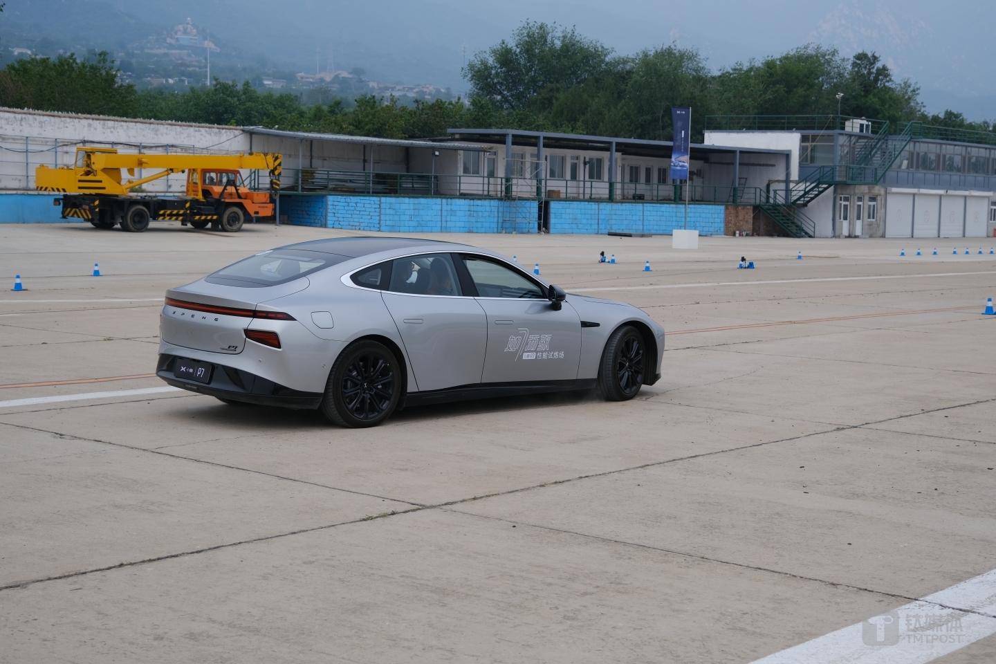 小鹏P7车身姿态