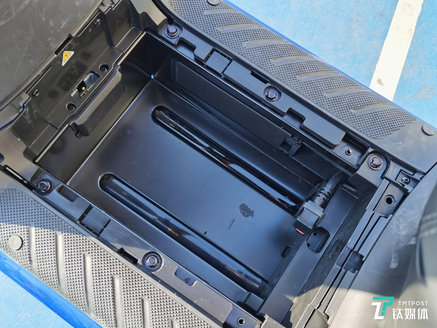 电池仓拆掉挡板后，可以放入两块电池