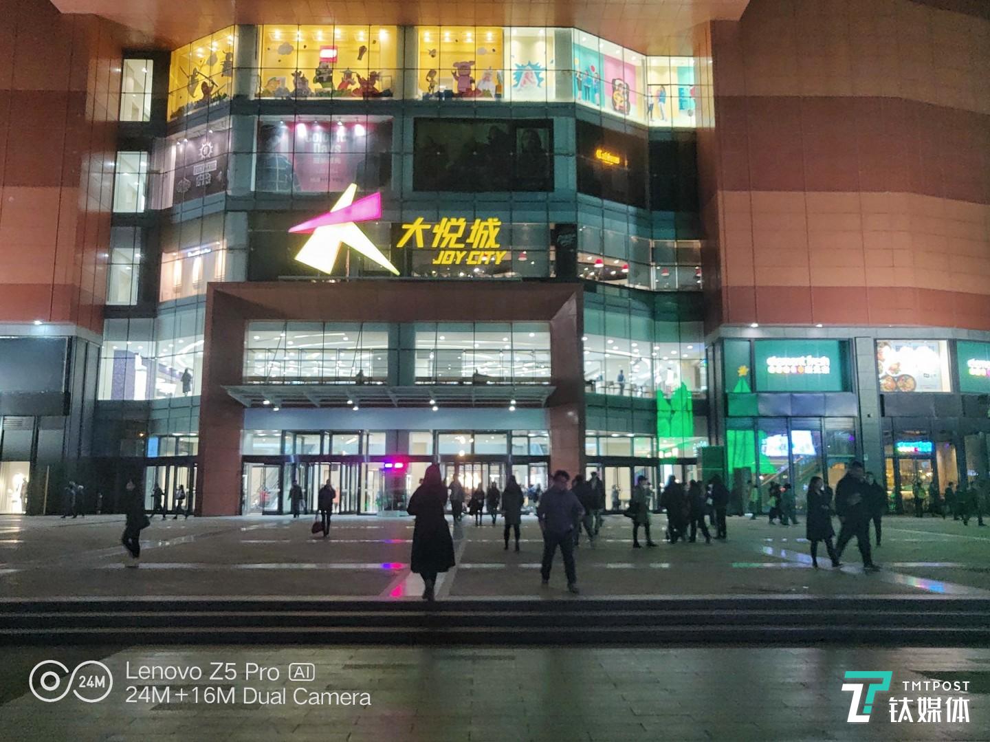 超级夜景模式 焦距：4.28mm 光圈：f/1.8 快门速度：1/35s ISO:120