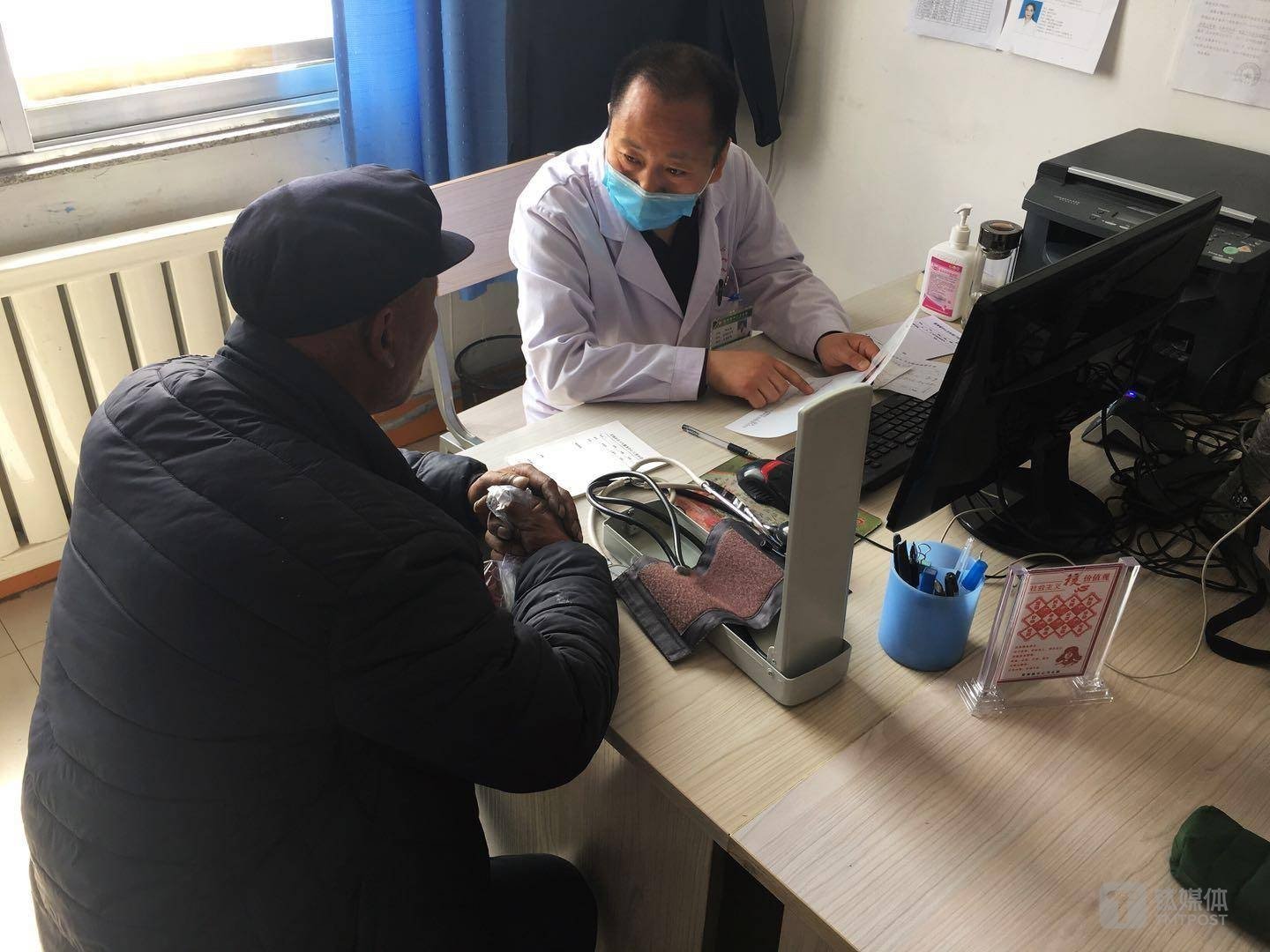 4月3日下午三点,星海镇卫生院全科诊室内,杨小利大夫正在为病人诊断