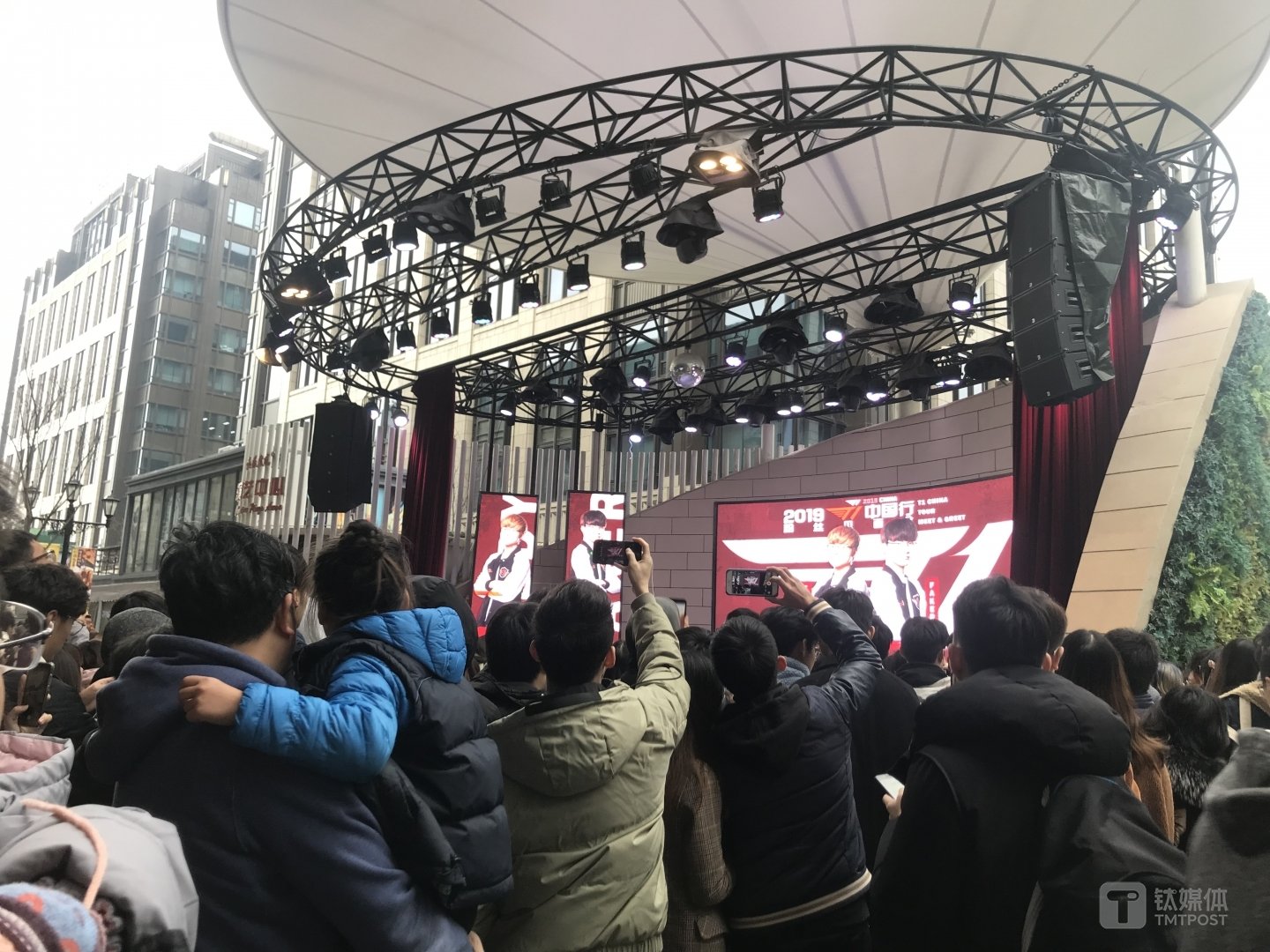 叔叔抱孩子抱得也很累