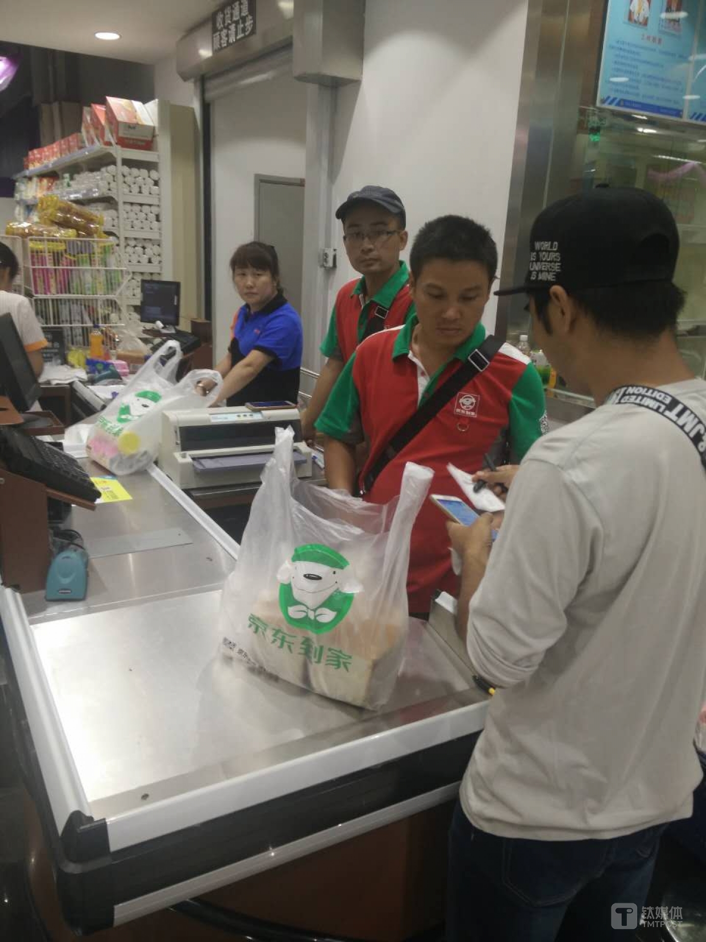 众包物流员在商家验证二维码取货