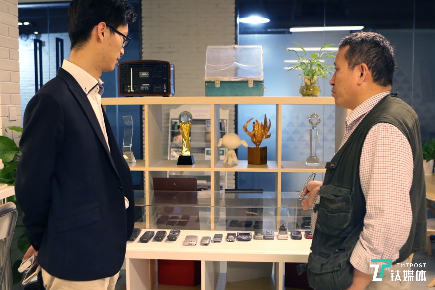 幾乎每個(gè)到訪者都會(huì)被公司辦公室三個(gè)醒目的硬件展示所吸引：曾德鈞30年以來(lái)的代表作；從蠟筒留聲機(jī)到在線音響，壹百多年以來(lái)信號(hào)源變遷；從摩托羅拉大哥大到如今的智能手機(jī)，幾十年以來(lái)移動(dòng)終端設(shè)備的變遷。他說(shuō)，這些都在提醒自己，時(shí)代是在變化的，每一次變化都帶來(lái)產(chǎn)業(yè)洗牌，做產(chǎn)品不能自嗨，而是要像喬布斯那樣去站在產(chǎn)業(yè)格局上去思考問(wèn)題、規(guī)劃產(chǎn)品。