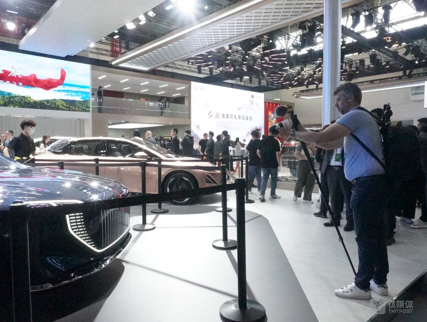 一名外國嘉賓在紅旗展臺，圖片來自：鈦媒體App拍攝