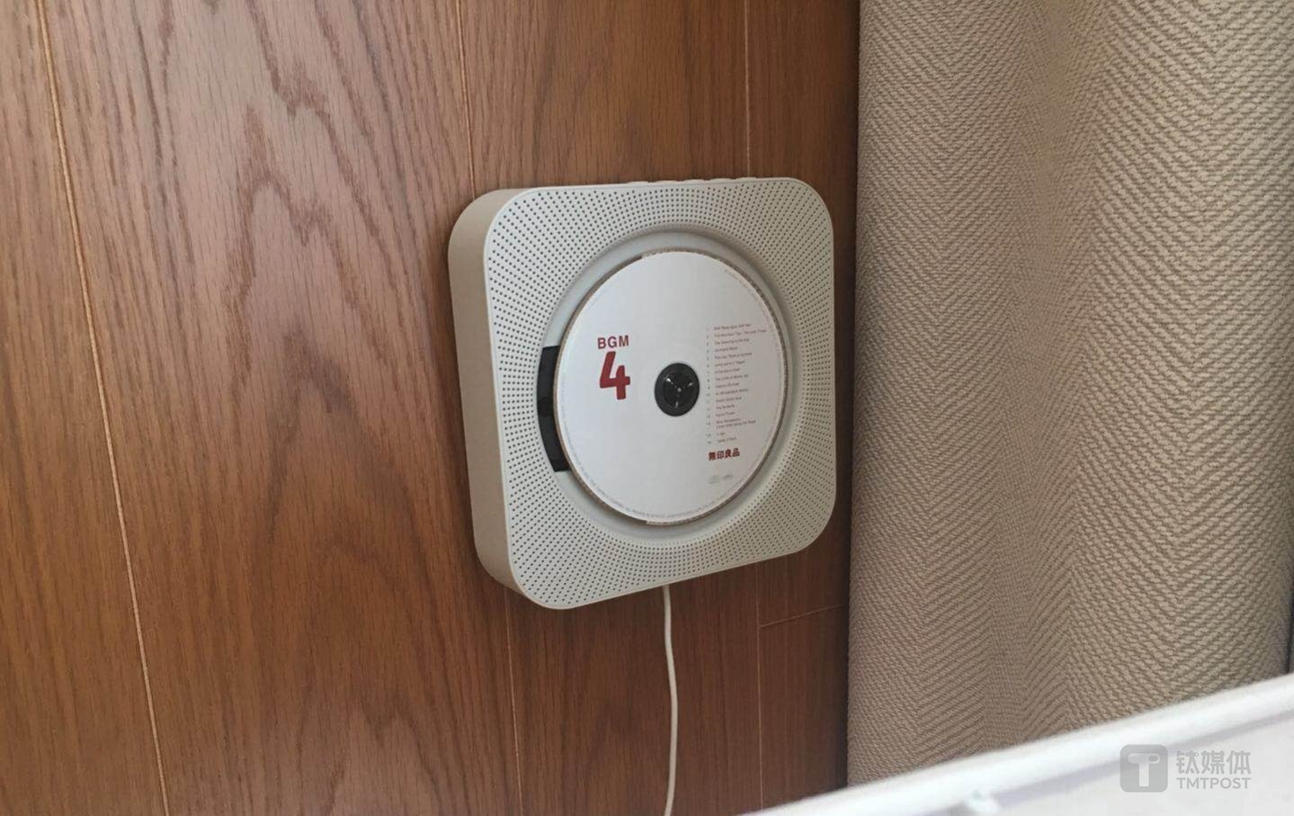 MUJI HOTEL 中大多数装潢摆设自然均来自 MUJI,比如深泽直人设计的这壁挂式 CD 机。