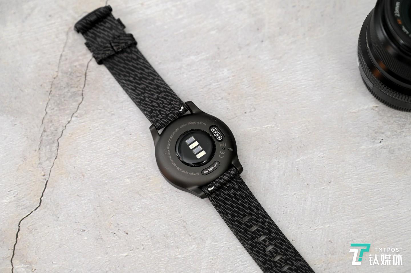 背面心率传感器与充电口