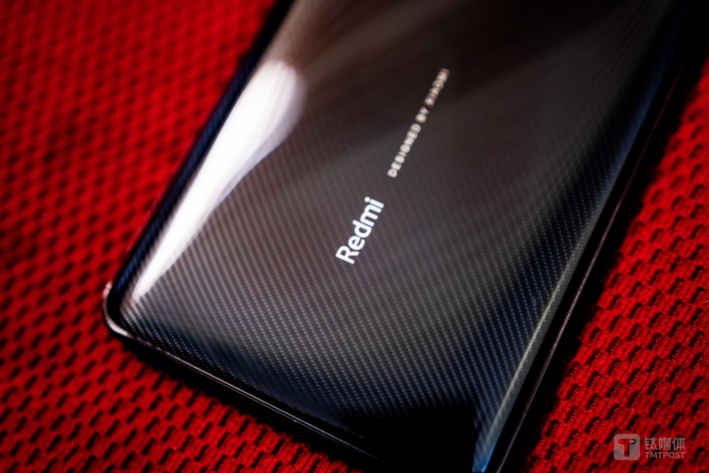 黑色版本背部有碳纤维纹理