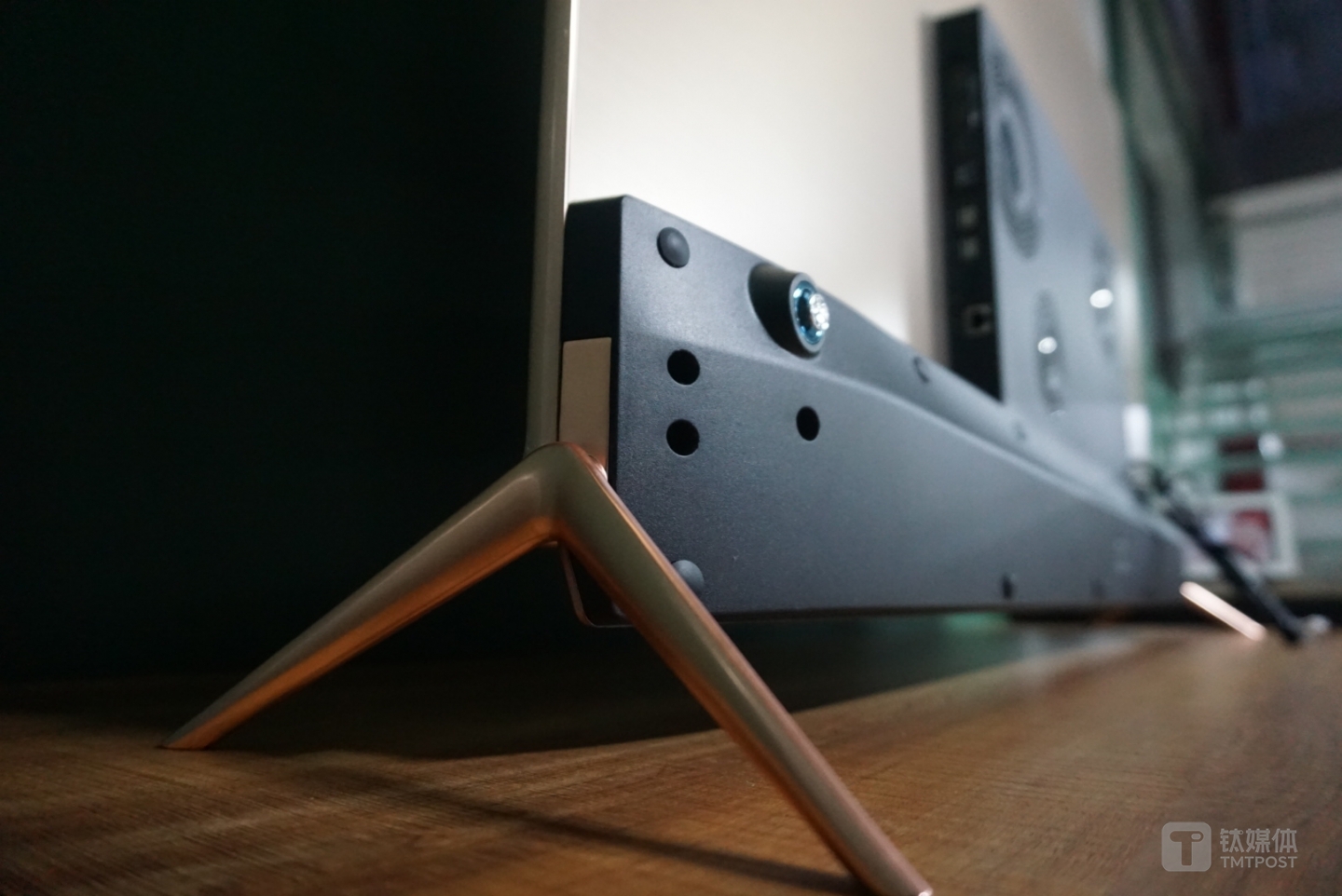 据悉，暴风TV采用了嵌入式结构设计，机身上没有一颗螺钉，这点从简约的背面就可以看出来。背部右侧拥有一枚五维度的“智键”导航按钮，用户可以通过摇动和按压来来实现音量切换、频道切换、待机等功能，以备找不到遥控器或遥控器没电的不时之需。