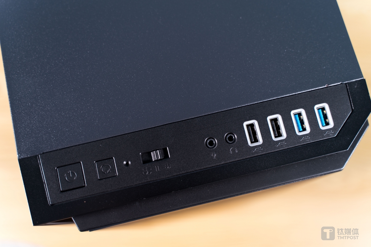 顶部不仅有风扇调速按键，还有发光的USB接口