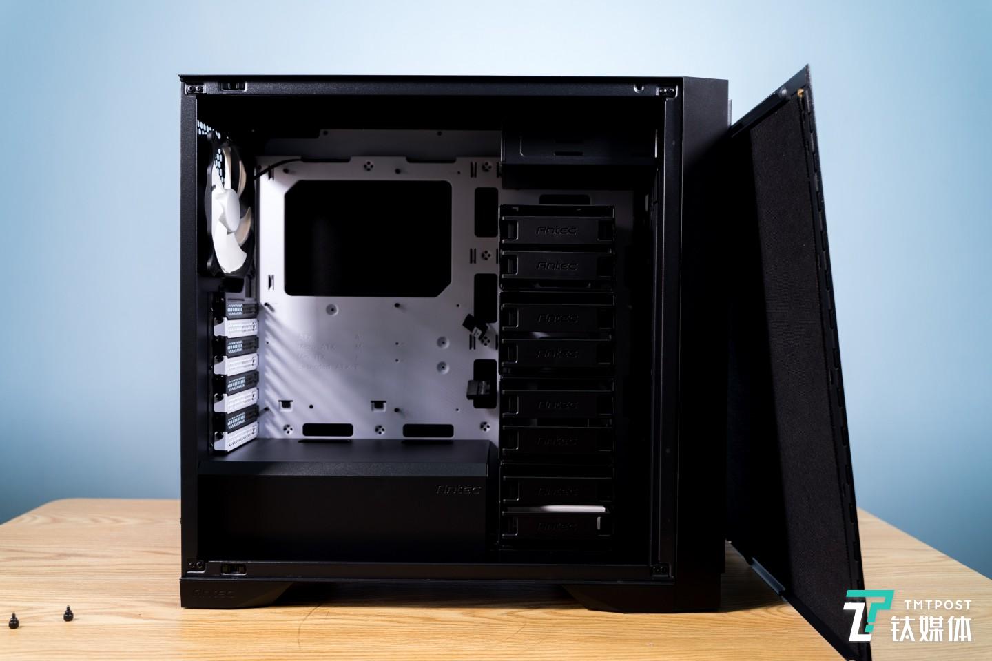 一侧提供了8个HOD硬盘笼