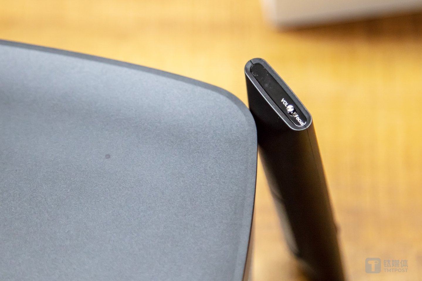 遥控器底部音量/对焦切换拨杆