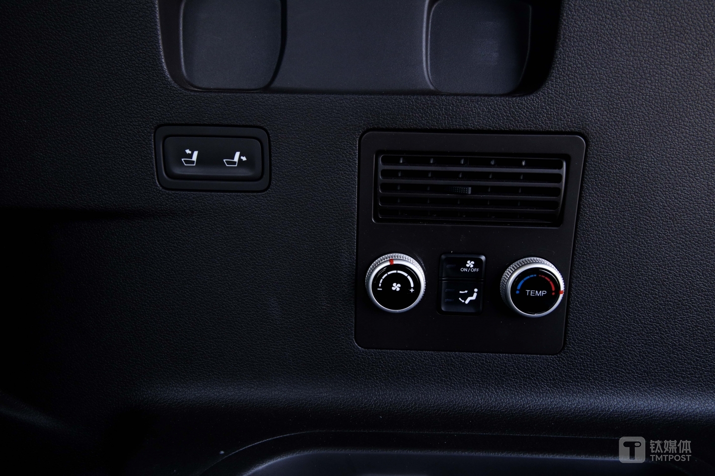 第三排配备独立空调出风口以及电动调节
