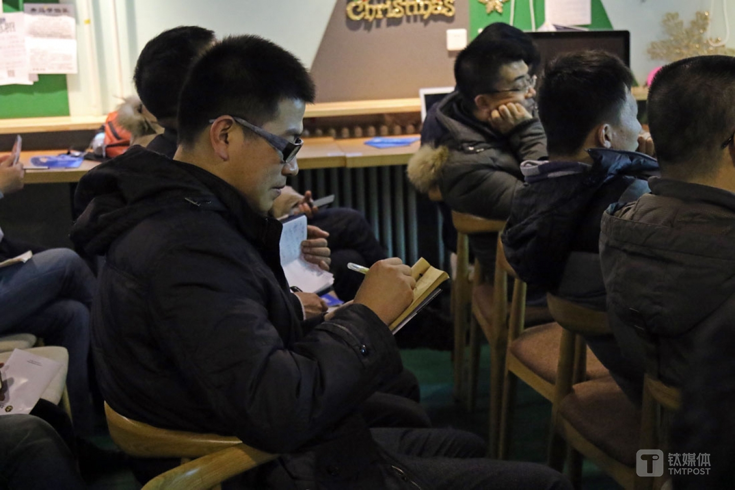 一位慕名而來的創(chuàng)業(yè)者，他從商業(yè)地產(chǎn)行業(yè)轉(zhuǎn)型做母嬰親子社交，聽過陳步衡“5分鐘搞定投資人”的BP課，覺得“含金量很高”。他之所以創(chuàng)業(yè)做親子社交，是因為自己發(fā)現(xiàn)這一塊的一些問題，還沒有產(chǎn)品可以解決，所以決定自己動手去解決，“我們的APP很快要上線，即將要開始對接FA了，希望可以多學(xué)習(xí)學(xué)習(xí)”。