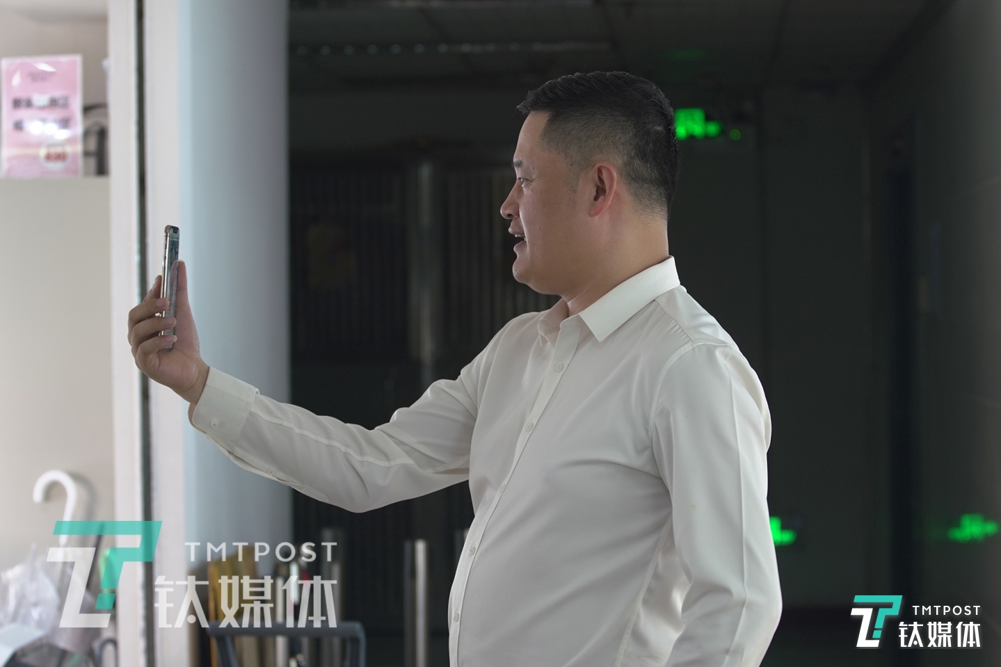 6月8日，游華金在快手直播，他從3月份開始在快手上開設(shè)首飾直播帶貨課程。