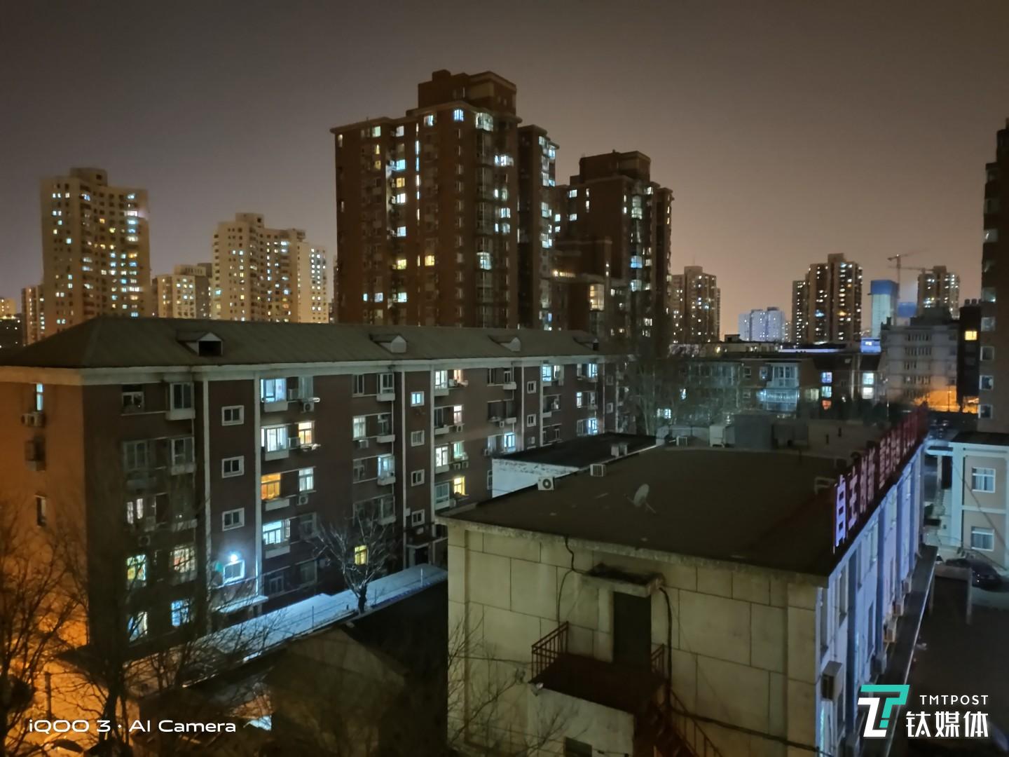 开启夜景模式-焦距：4.74mm，光圈：f/1.79，快门速度：1/8。