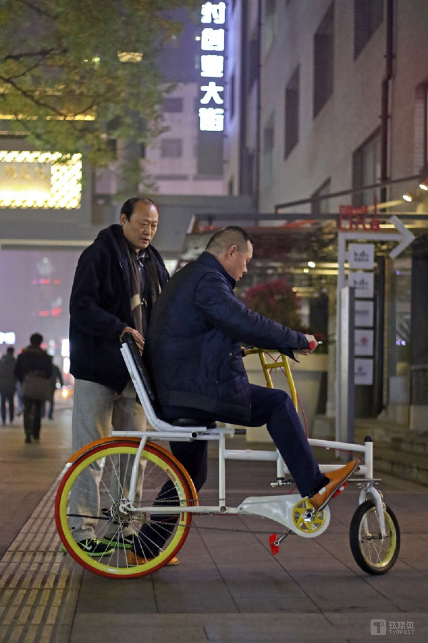 投资人在试骑了他的车后,赞不绝口,收下了他送来的车作为展示,还为他介绍了可能可以进行合作的伙伴。