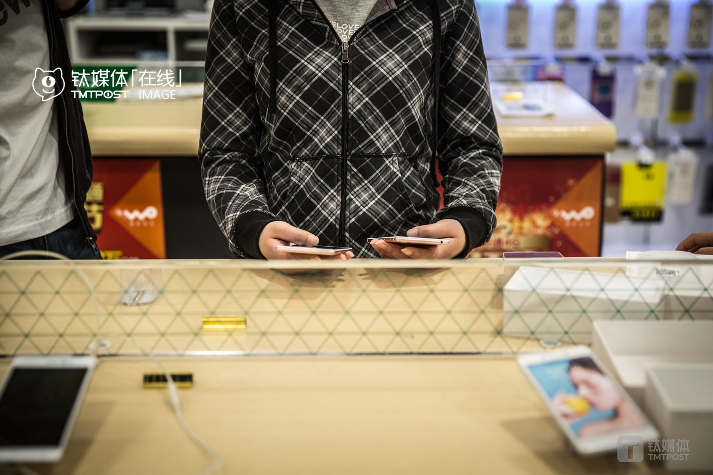 It was 3:30 PM. A young guy (possibly born in the 1990s) came to the store to buy an OPPO, yet she was uncertain which model to buy. After comparing two models for several minutes, she chose to buy neither of them at last. &ldquo;What a mistake! I should have given her just one model for customers as hesitant as her,&rdquo; the salesman who&rsquo;s had 8 years of experience, &ldquo;A few years ago, people would come and ask salesmen in smartphone stores to grab them the smartphone model with the largest screen and best performance because there were so many brands then, today, however, people would come to stores to buy a specific model or smartphones of a specific price.&rdquo;