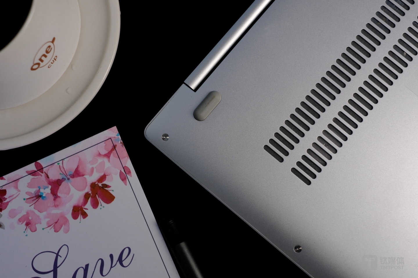 金属网下隐约可见定制风扇