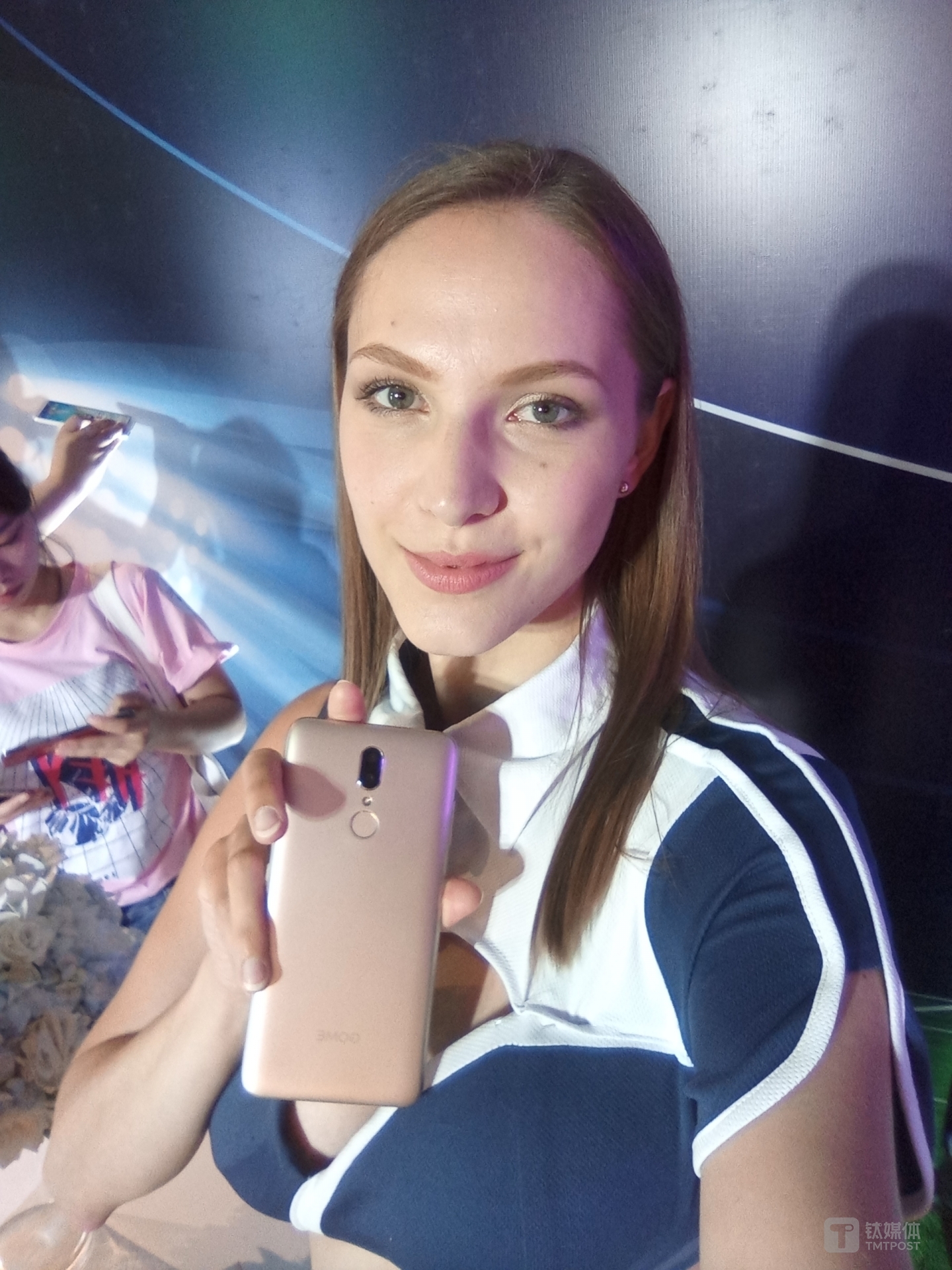 现场模特用该手机自拍的样张