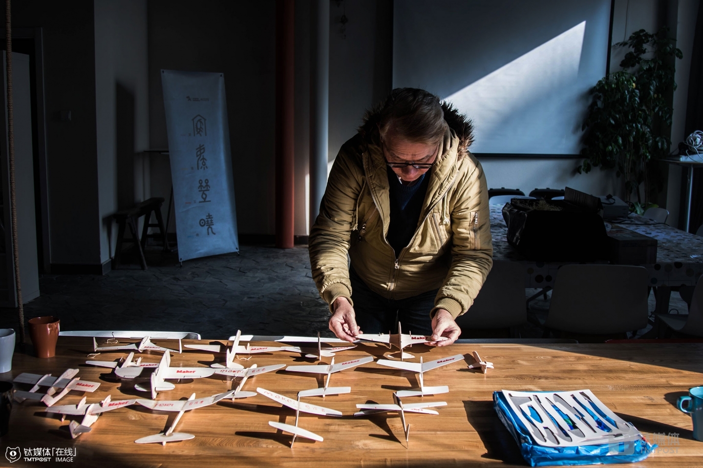 Zheng Fude took some of his small models from Taiwan to Beijing to show his students. His courses start with cardboard planes, to Balsa wood planes, frame planes, and remote control planes. “Patience is the most essential thing when making a plane model,” Zheng said. “The final product doesn