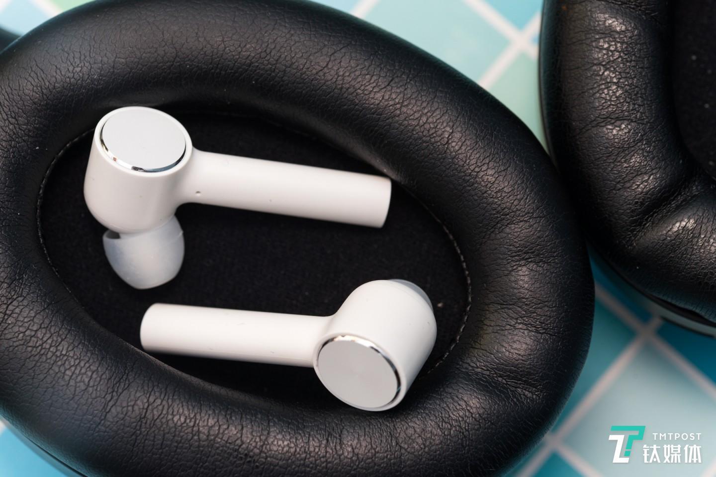 和顶级的头戴式降噪耳机相比,降噪能力有差距,但是便携却是优势