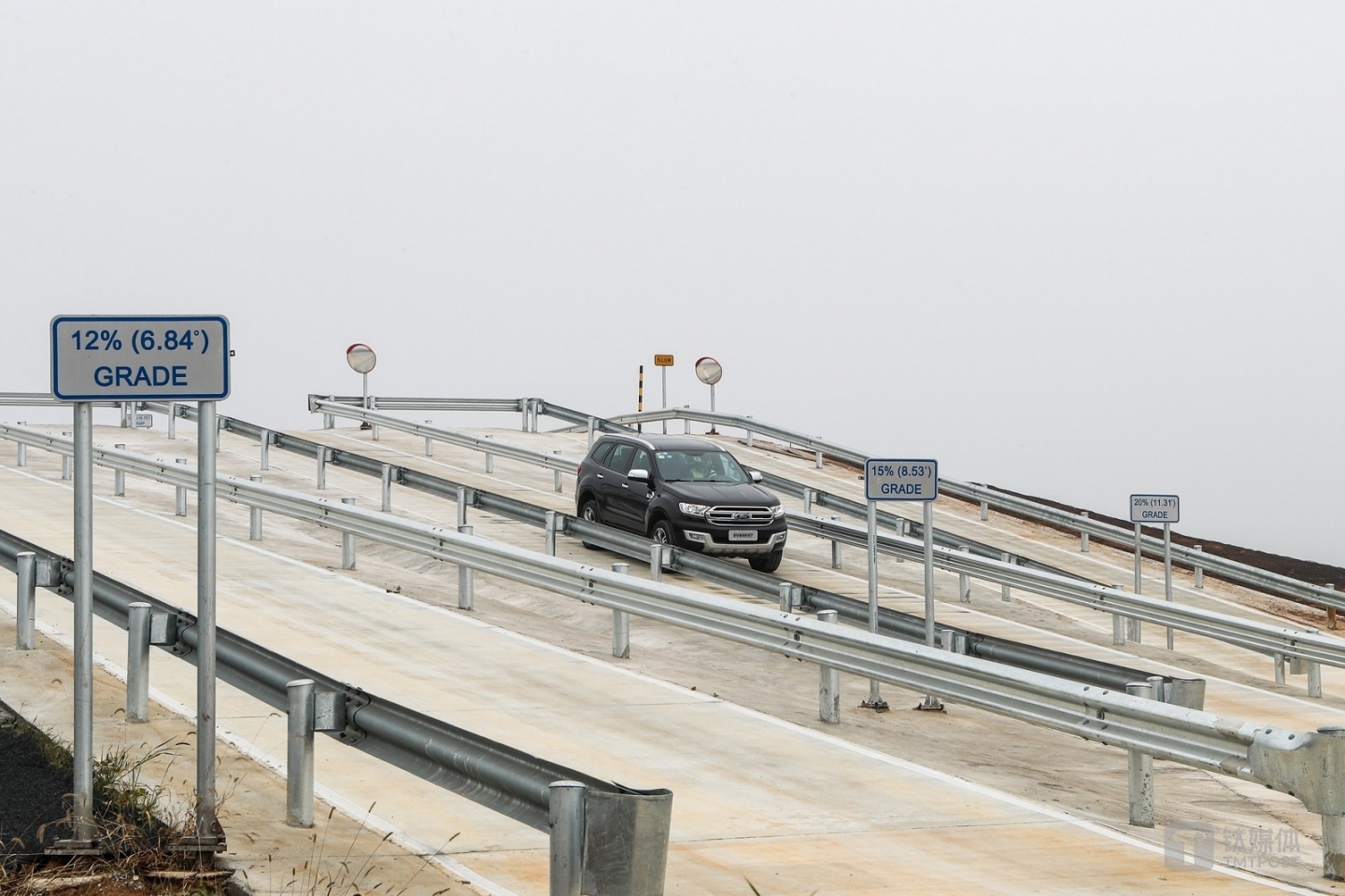 梯度长坡测试区有30%、20%、15%和12%四种坡度,可以测试车辆的动力总成、驻车制动和牵引力控制系统