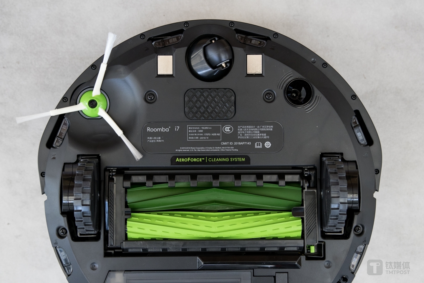 底部除了传感器布置之外，胶刷是一个很特别的设计