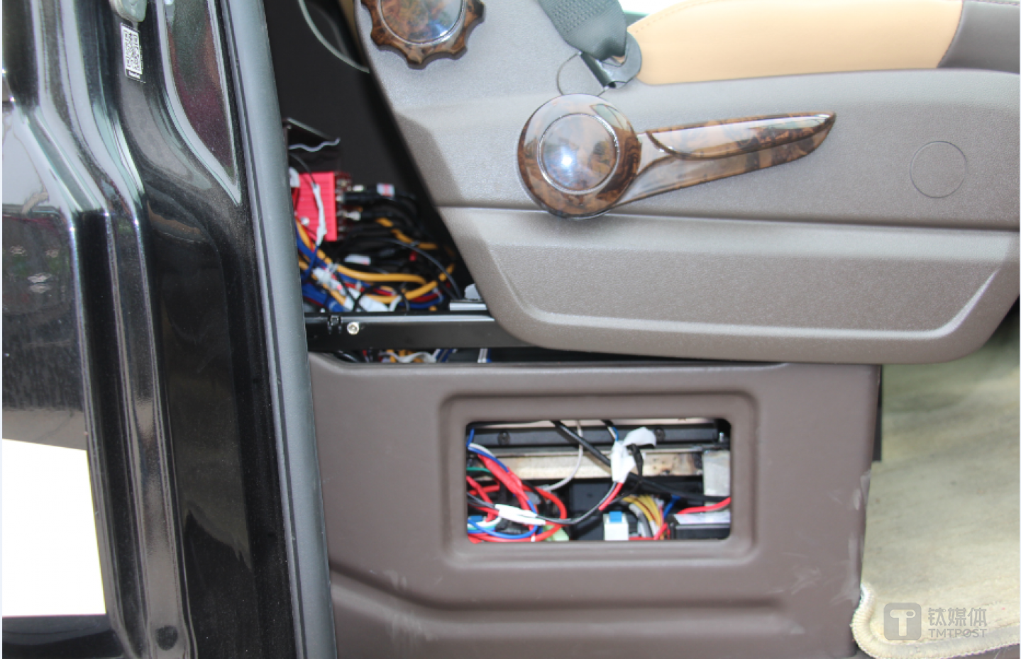 处理器放在座椅下方