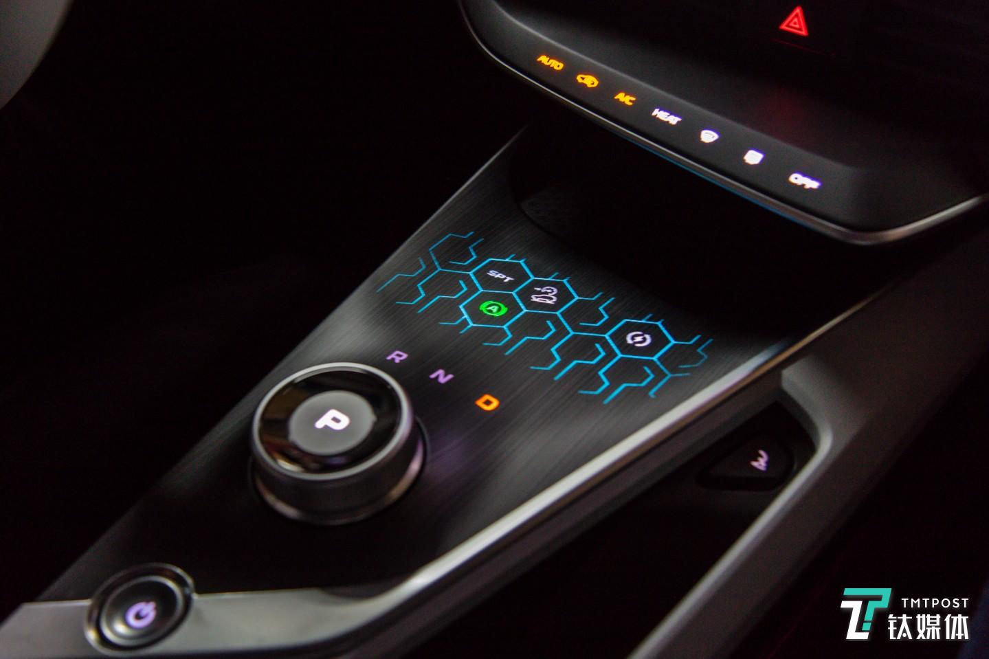 中控台蜂巢状面板