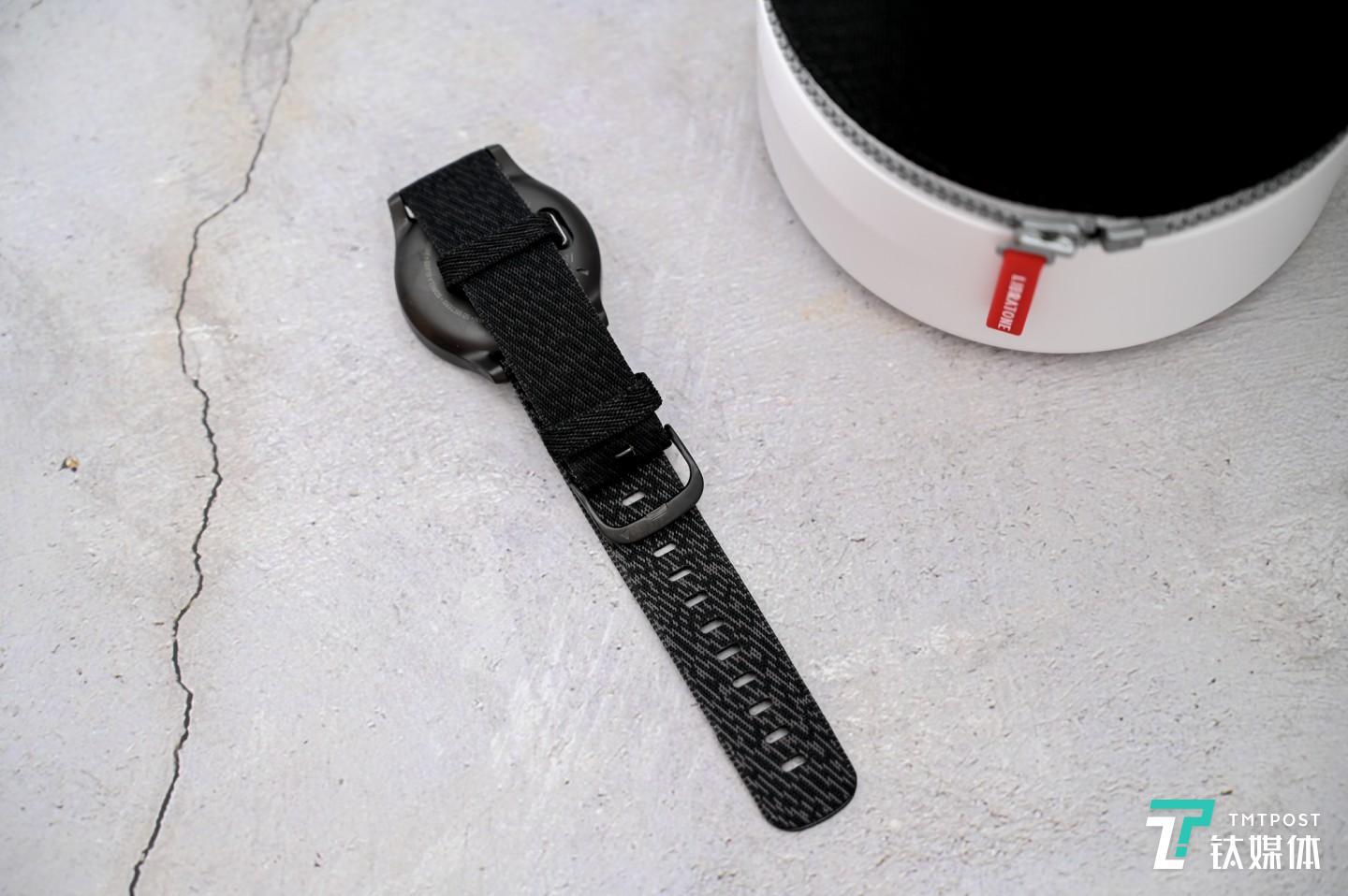 尼龙编织的材质很轻。透气也不错,就是质地有些硬