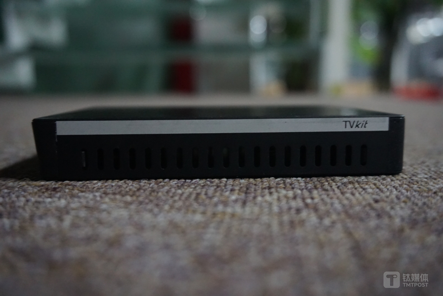 TVkit 整体使用黑色金属材质，隐藏在背后的主板区域，将其顶部的旋钮拧成竖直状态就可取出，支持热插拔可以即插即用。