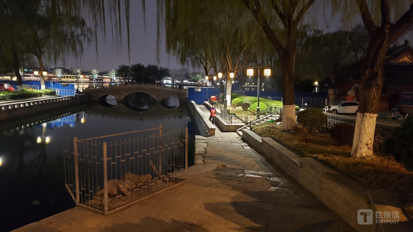夜景拍摄样张-焦距：4.25mm，光圈：f/1.8，快门速度：1/9。