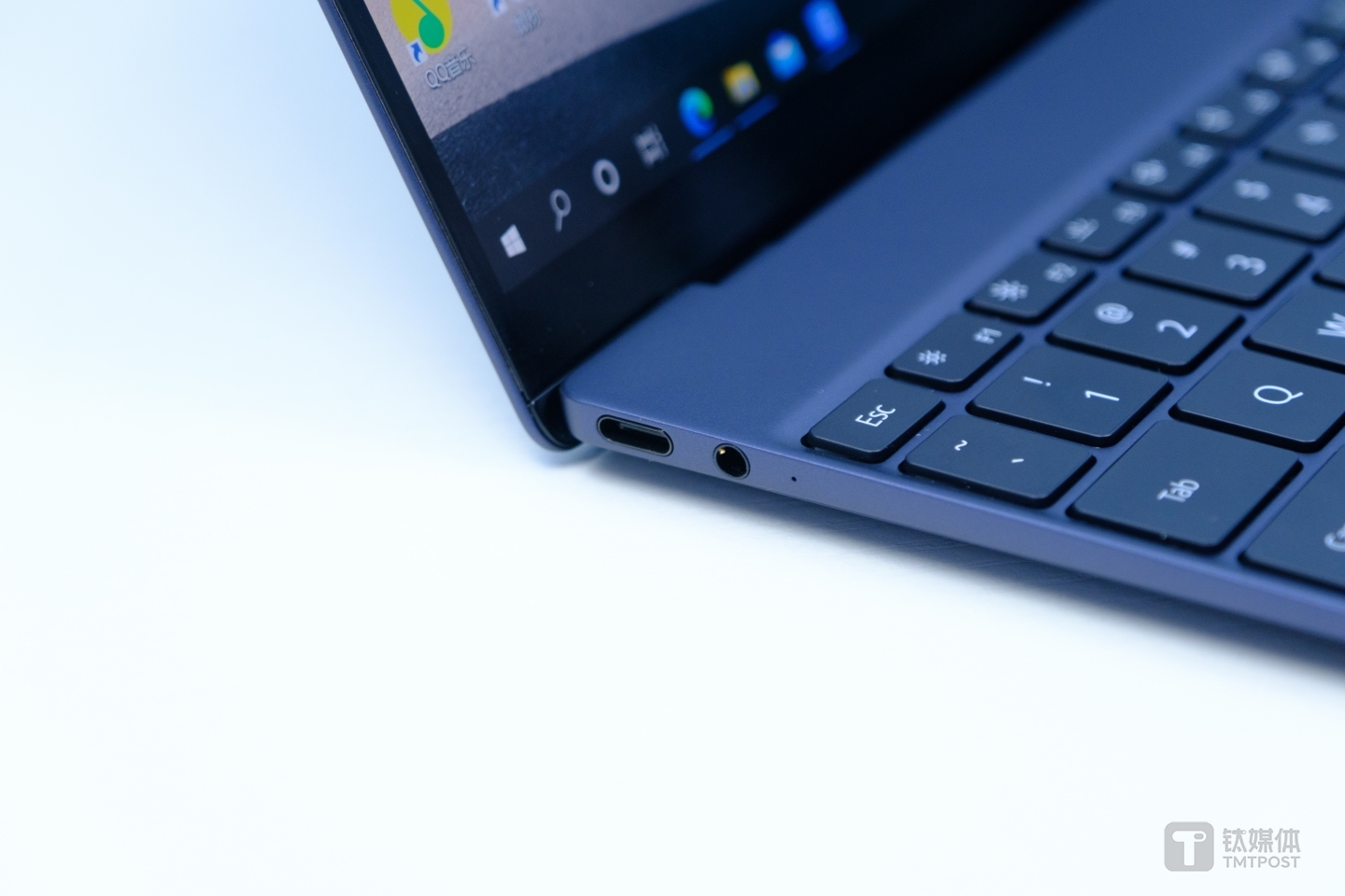 MateBook X侧边接口