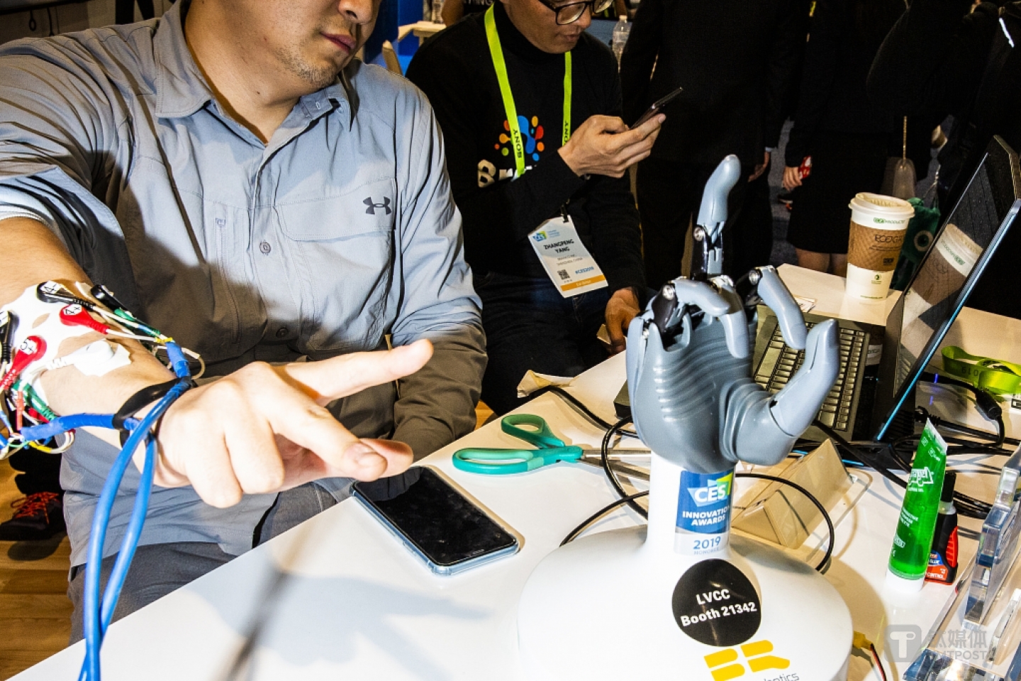 BrainCo在CES2019上展示的智能假肢