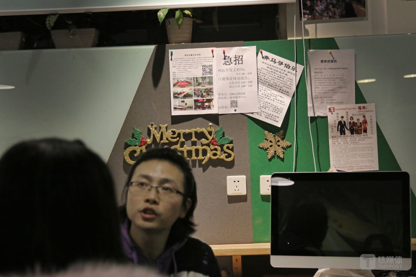 陳步衡講課的眾創(chuàng)空間，墻上貼滿了各種各樣“求合作”、“找投資”的信息?！皠?chuàng)業(yè)大街資源很聚集，但項目相對差一些，可能更多是個標(biāo)志性的意義，對我們來說，全國各地的人涌到創(chuàng)業(yè)大街來‘朝圣’，這對我們打開全國市場有好處”。