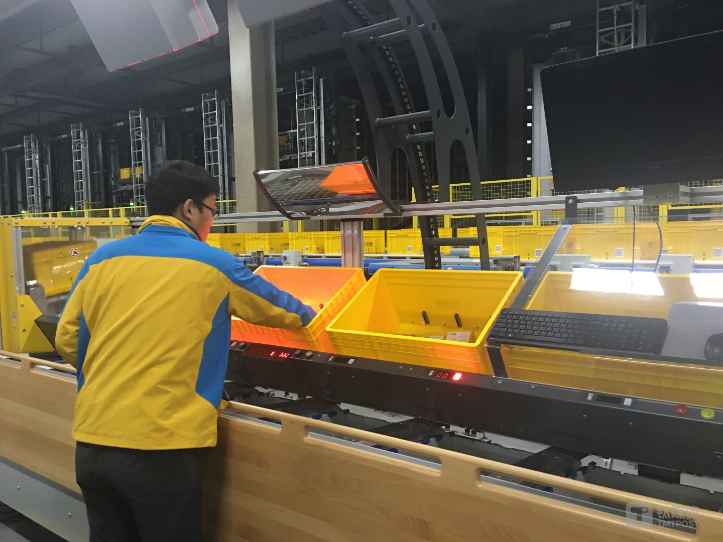 作业人员可以按照红灯提示