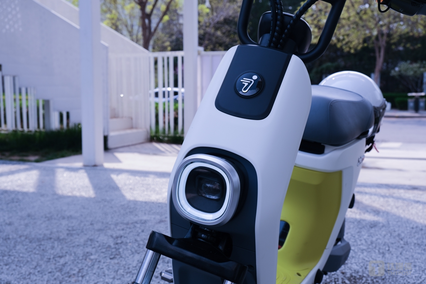 车灯会感应周围环境自动打开