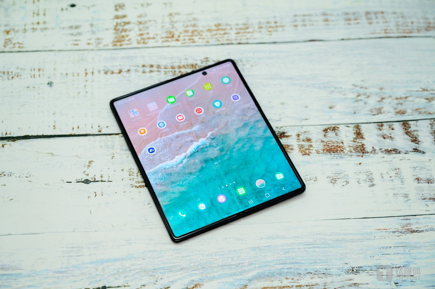 内屏同样具备挖孔摄像头