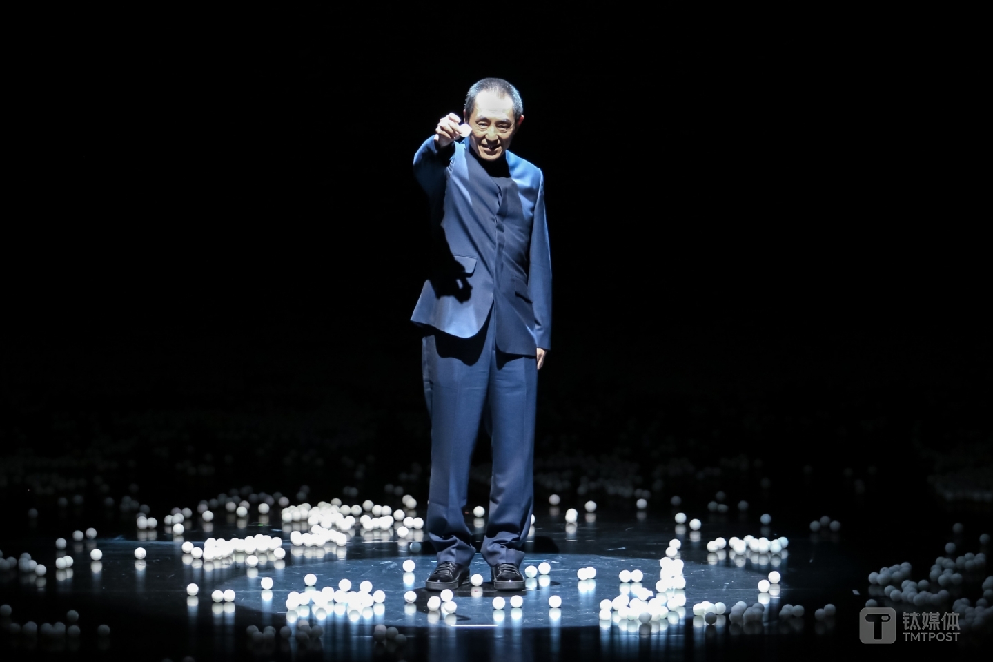 张艺谋导演在表演结束后谢幕