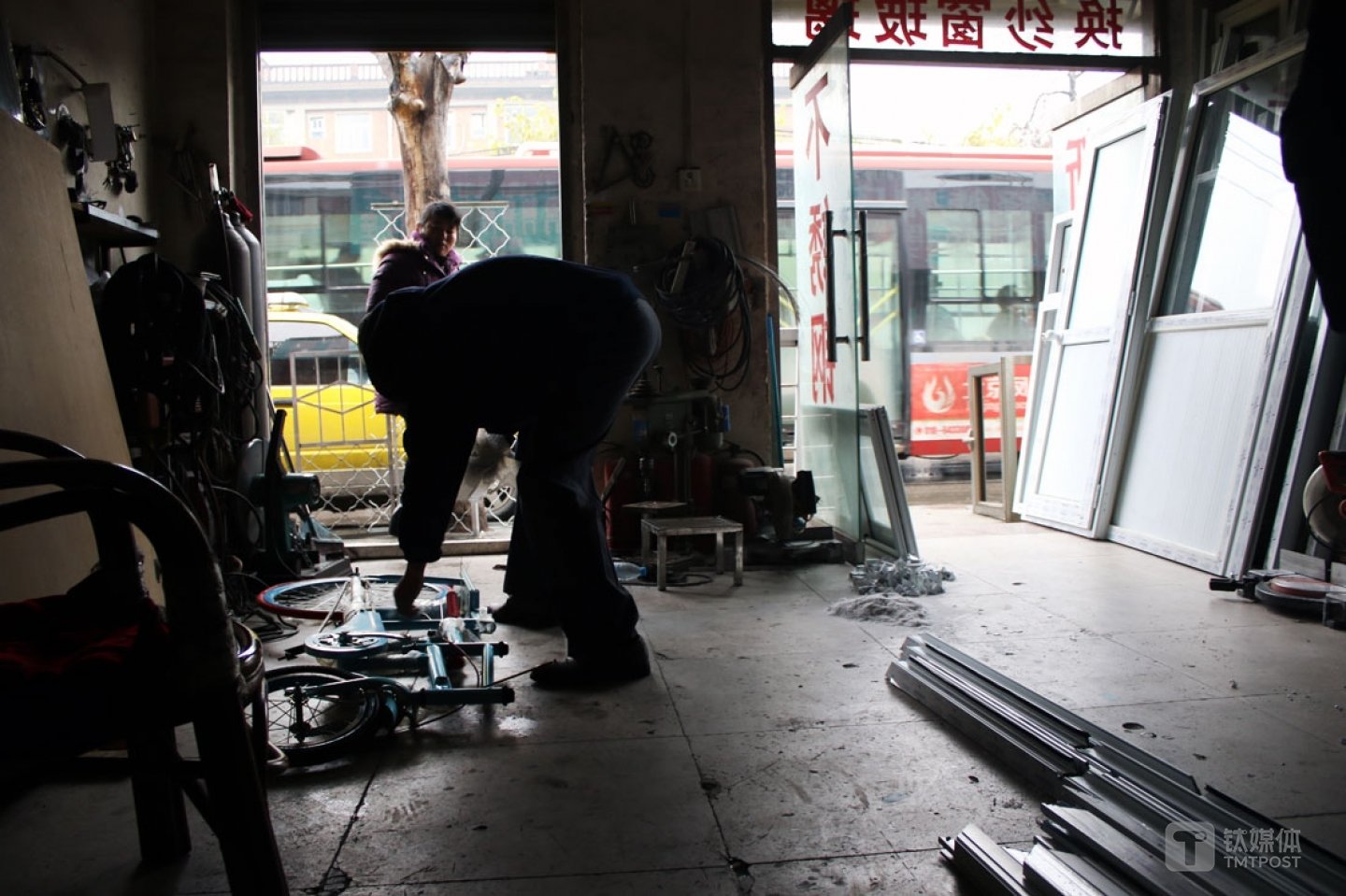 曲建防的自行车就是在家附近的门窗安装店做出来的,他说,自己出想法和图纸,然后和店里的老板一起,下材料,把车的原型做出来,经过反复试骑、修改之后,再把样车拿到天津的自行车工厂下单,进行量产。