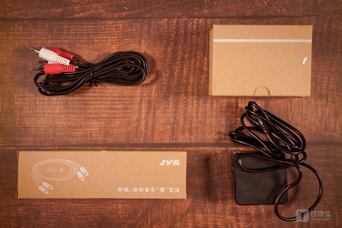 配件包括音频线和电源线