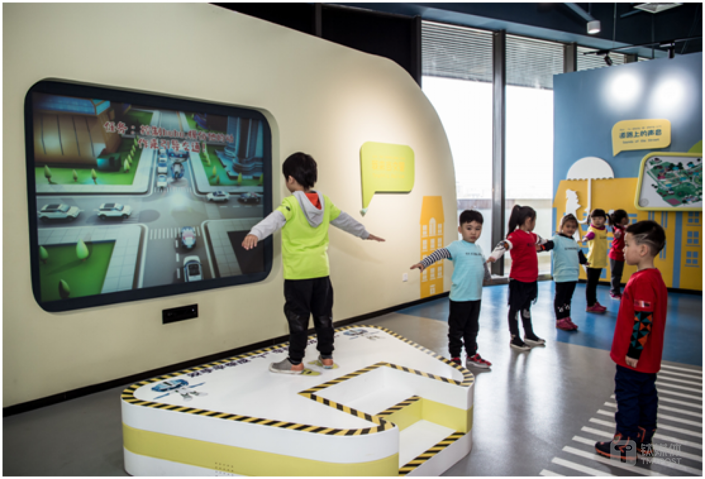 体感互动项目引导孩子来当交警 普及交通安全知识