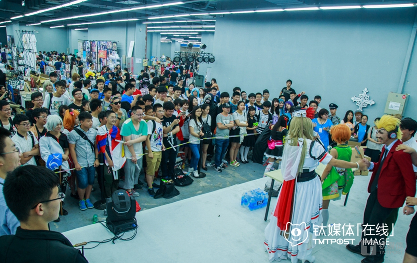 The audience were watching a cosplay show in the first Beijing Dream Comic Show held on June, 10th, 2016. The show attracted over 5,000 people to buy tickets, among whom students born after 1990 or 1995 took up 90%. These bunch people were obviously willing to pay for their interest in ACG.