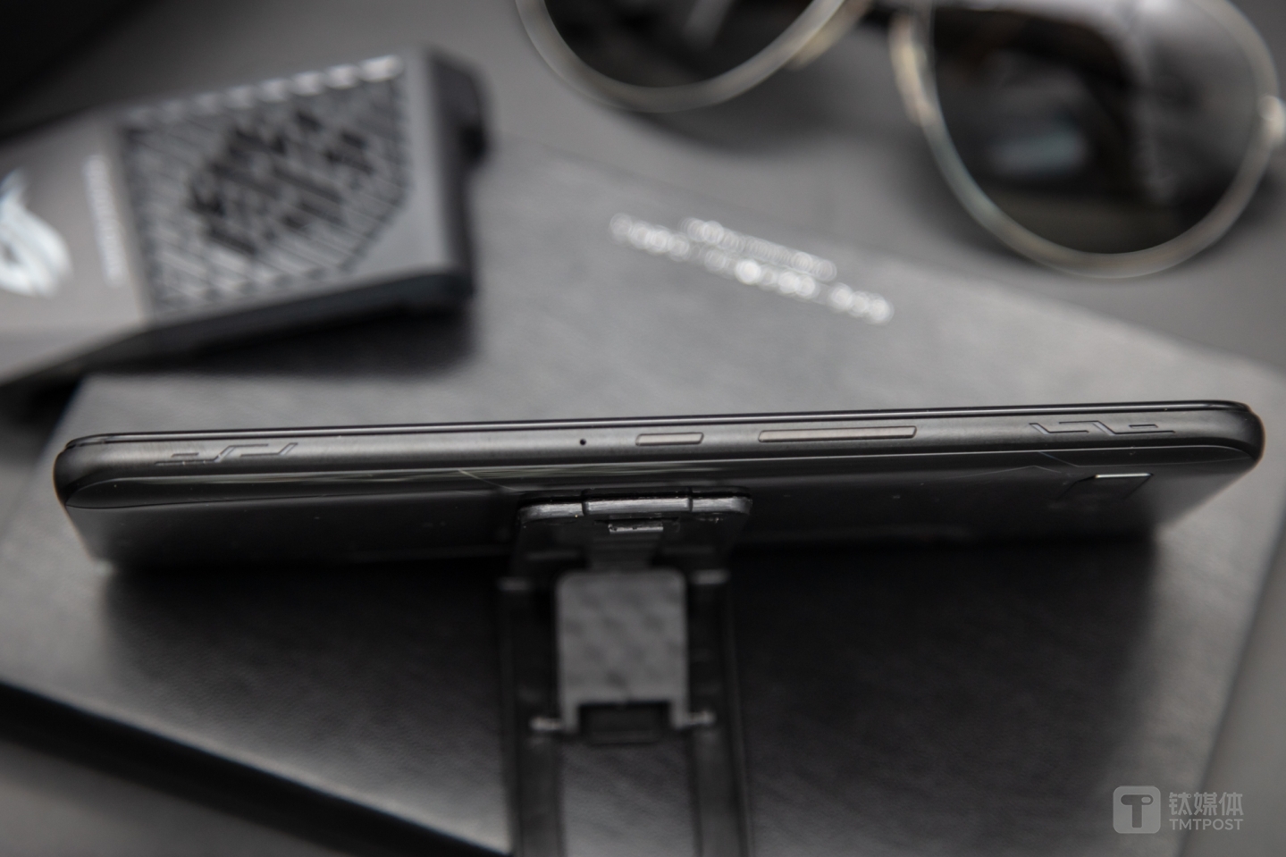 两枚超声波Air Triggers触控传感器