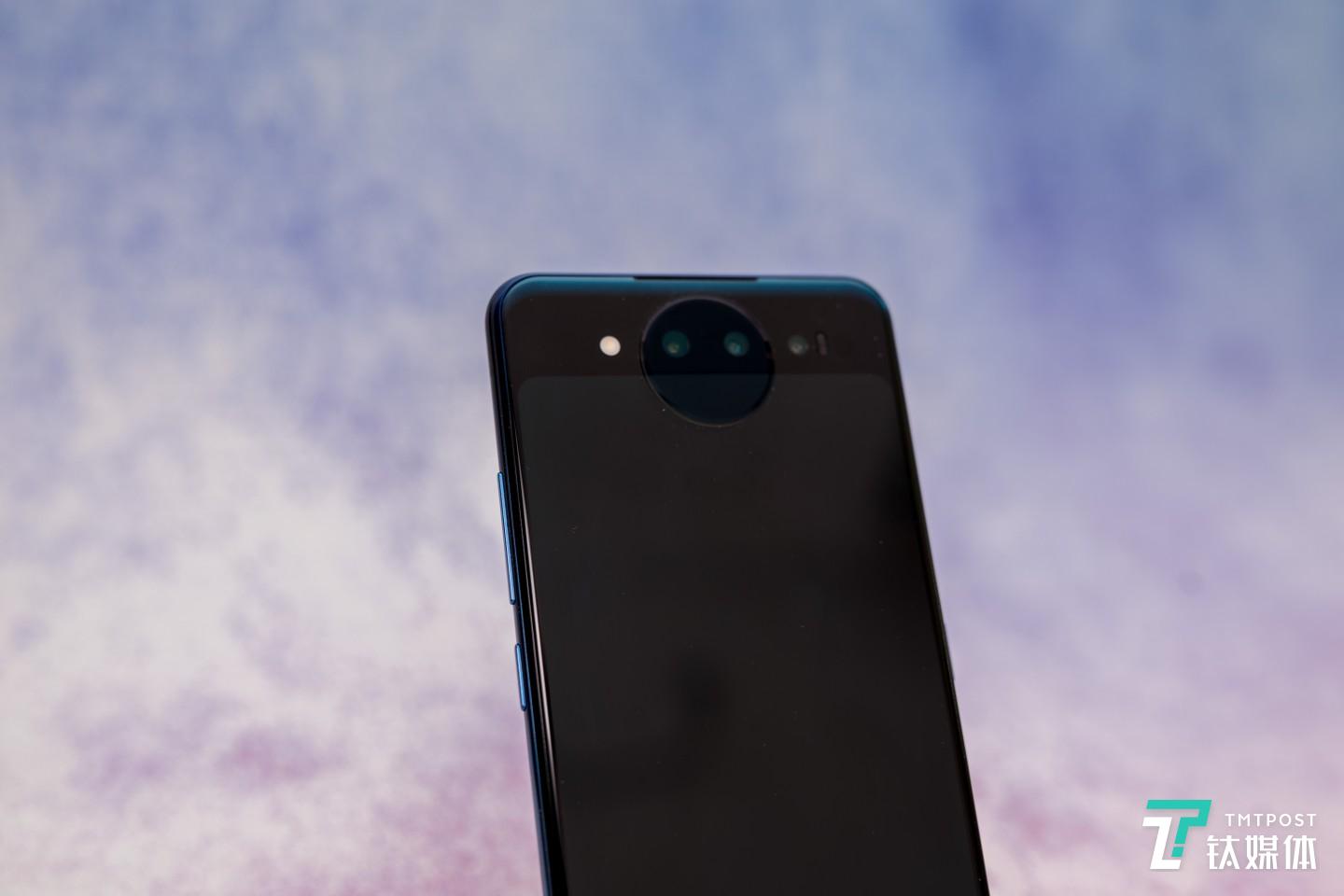 背部的摄像头、补光灯区域，像个表情一样