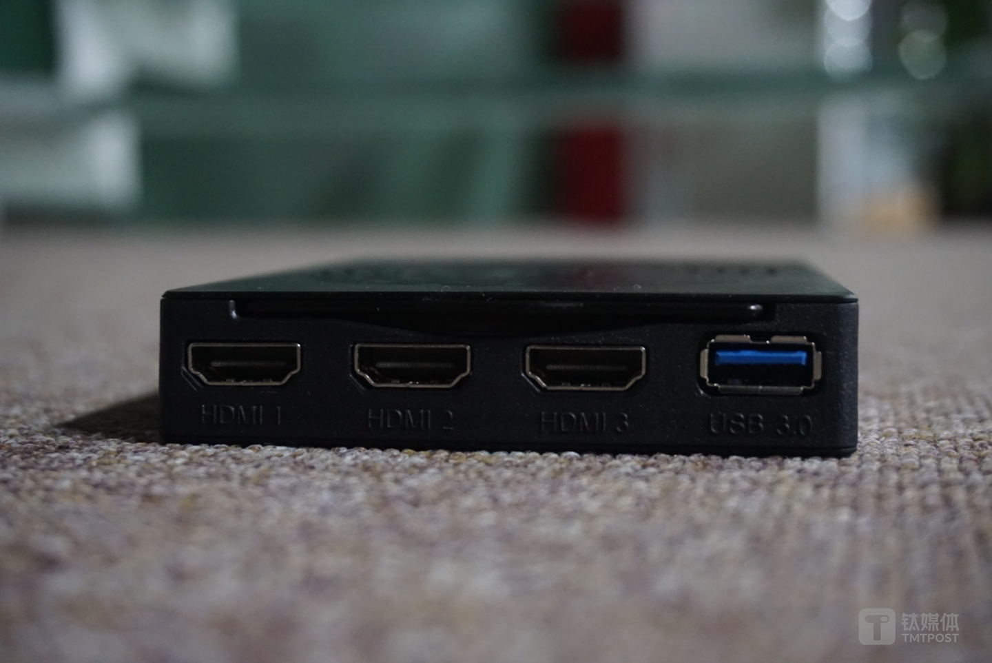 通常来说，电视的屏幕规格、材质工艺短时间内不会产生太大突破，在消费电子产品中它的整个生命周期比较长，一台老式电视使用时间动辄10年、20年，没有意外的话一般家庭都不会轻易更换。  暴风TV这样设计的目的是想通过更换核心芯片 Tvkit 来获得最新的硬件体验，既能降低的升级电视的成本、减少硬件浪费，又能第一时间享受到软硬件一体的服务，几年后当你想更换电视的时候，只需要像台式机一样更换CPU和显卡就OK，这种理念是暴风TV的。