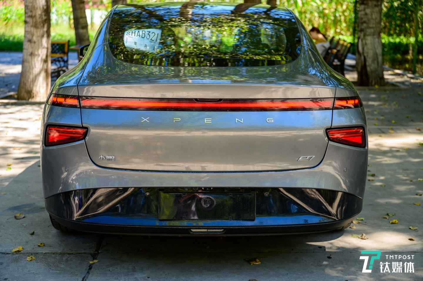 尾部也搭载贯穿式LED灯